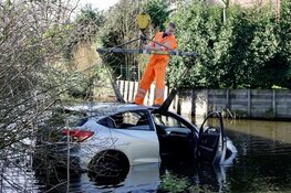 Auto te water bij parkeerplaats in Purmerend