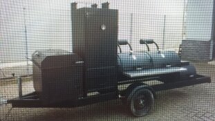 Opvallende aanhangwagen en bestelbus gestolen uit loods