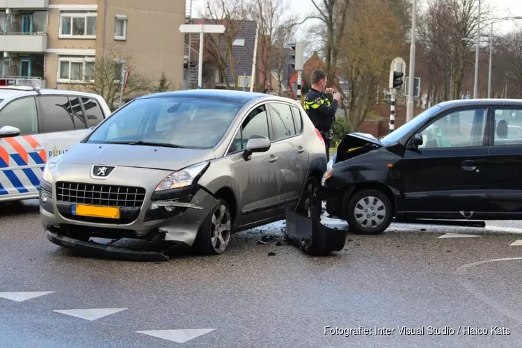 Vrouw belandt in ziekenhuis na botsing Zuidoostbeemster