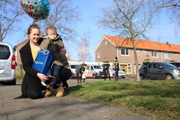 Politie Purmerend verrast jarige job Ollie (6) vanwege niet doorgaan kinderfeestje