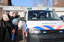 Politie Purmerend verrast jarige job Ollie (6) vanwege niet doorgaan kinderfeestje