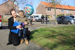 Politie Purmerend verrast jarige job Ollie (6) vanwege niet doorgaan kinderfeestje