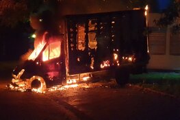 Twee auto&#39;s tegelijkertijd in brand in Purmerend