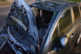 Twee auto&#39;s tegelijkertijd in brand in Purmerend