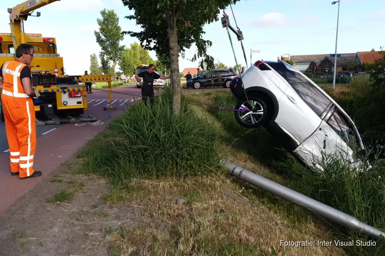 Auto te water na botsing in Noordbeemster