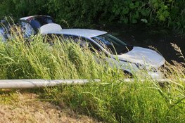 Auto te water na botsing in Noordbeemster