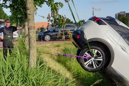 Auto te water na botsing in Noordbeemster