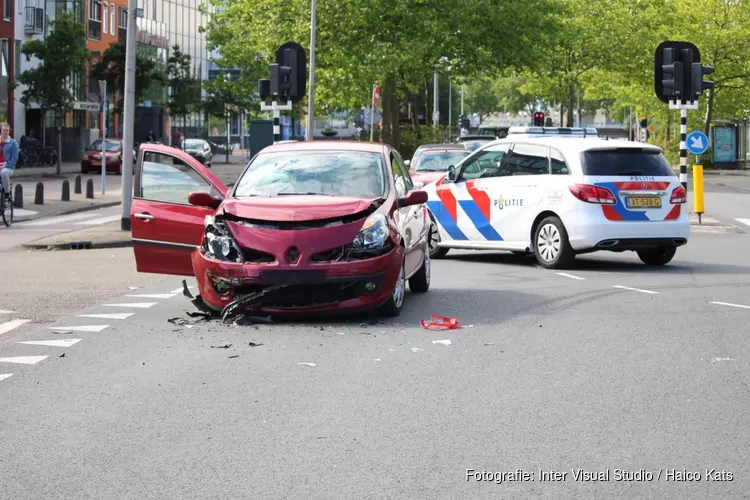 Oudere vrouw belandt in ziekenhuis na botsing