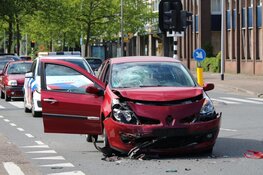 Oudere vrouw belandt in ziekenhuis na botsing
