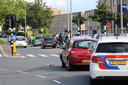 Oudere vrouw belandt in ziekenhuis na botsing