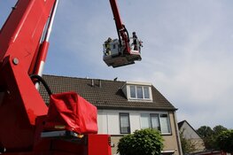 Baasje helpt brandweer met redden kat van dak in Purmerend