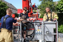 Baasje helpt brandweer met redden kat van dak in Purmerend