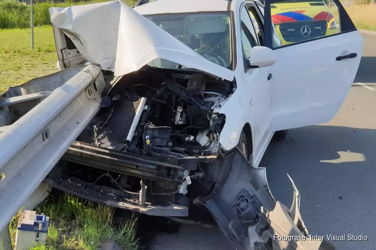 Auto tegen vangrail op Laan der Continenten