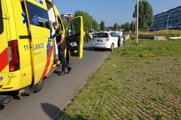 Auto tegen vangrail op Laan der Continenten