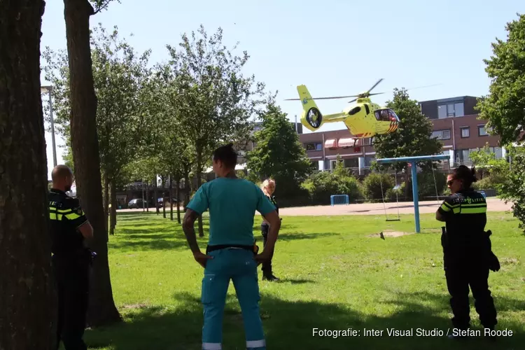 Traumaheli in Purmerend: bewoner valt van ladder