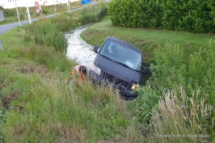 Bestelbus in sloot in Zuidoostbeemster