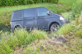 Bestelbus in sloot in Zuidoostbeemster