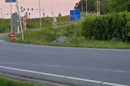 Bestelbus in sloot in Zuidoostbeemster