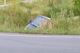Bestelbus in sloot in Zuidoostbeemster
