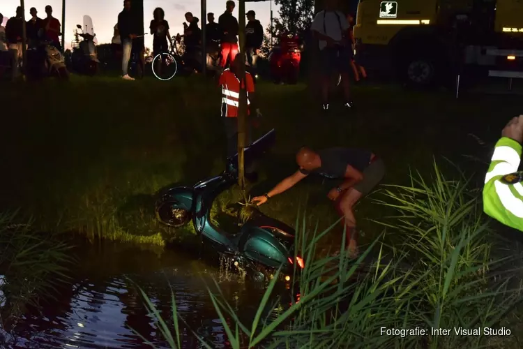 Bromfietser te water in Purmerend