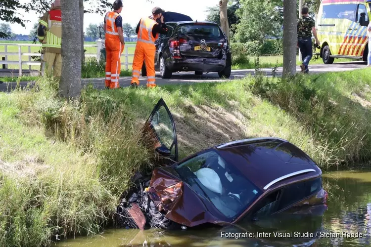 Auto belandt in de sloot bij ongeval Middenbeemster