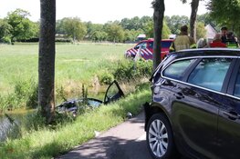 Auto belandt in de sloot bij ongeval Middenbeemster