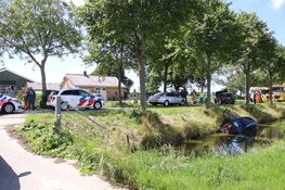 Auto belandt in de sloot bij ongeval Middenbeemster