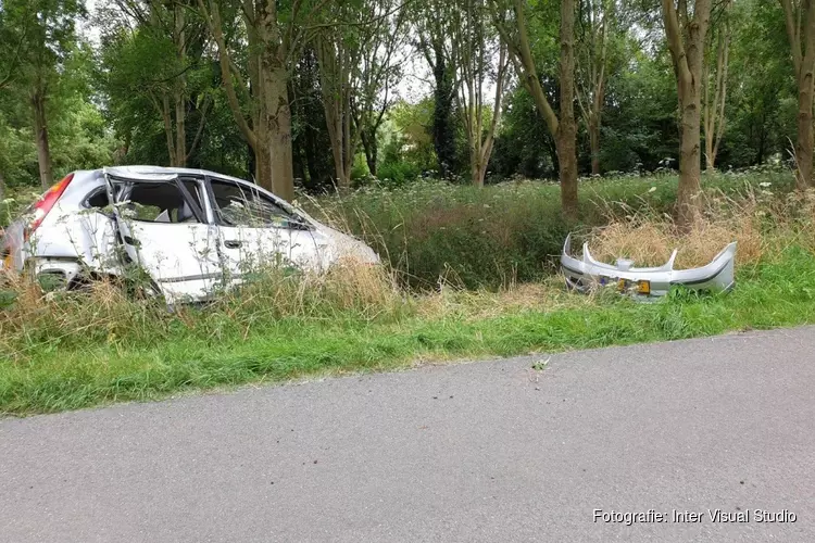 Automobilist vliegt uit de bocht bij afrit A7 en raakt gewond