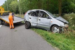 Automobilist vliegt uit de bocht bij afrit A7 en raakt gewond