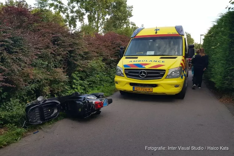Scooterrijders botsen frontaal op Oudelandsdijkje