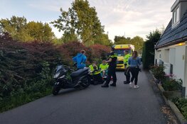 Scooterrijders botsen frontaal op Oudelandsdijkje