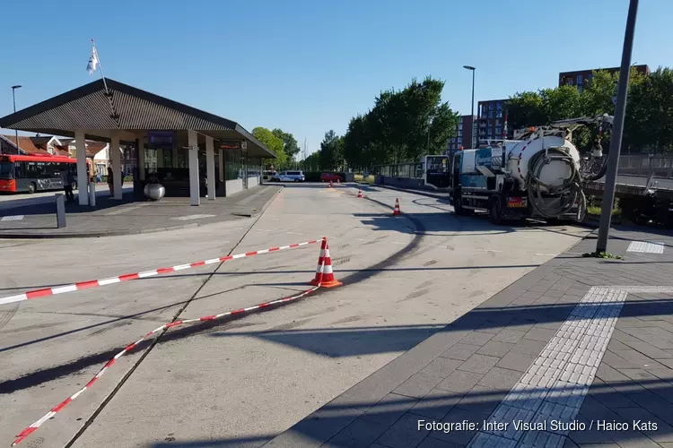 Bus lekt liters olie op wegdek Purmerend