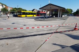 Bus lekt liters olie op wegdek Purmerend