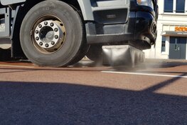 Bus lekt liters olie op wegdek Purmerend