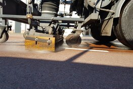 Bus lekt liters olie op wegdek Purmerend