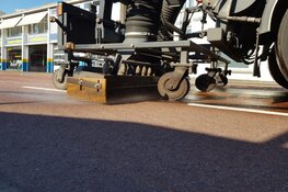 Bus lekt liters olie op wegdek Purmerend