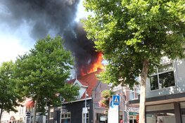 Felle brand op dakterras van woning in centrum Purmerend snel onder controle