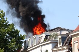 Felle brand op dakterras van woning in centrum Purmerend snel onder controle