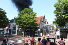 Felle brand op dakterras van woning in centrum Purmerend snel onder controle
