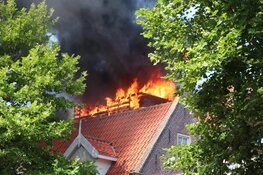 Felle brand op dakterras van woning in centrum Purmerend snel onder controle