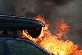 Auto vliegt in brand op parkeerplaats in Purmerend