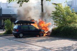 Auto vliegt in brand op parkeerplaats in Purmerend