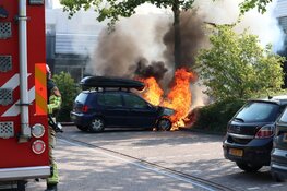 Auto vliegt in brand op parkeerplaats in Purmerend
