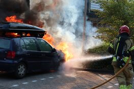 Auto vliegt in brand op parkeerplaats in Purmerend