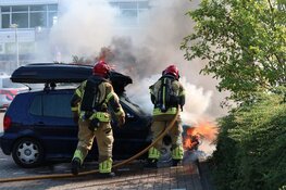 Auto vliegt in brand op parkeerplaats in Purmerend