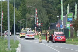 Straat afgesloten en geen treinverkeer tussen Hoorn en Purmerend na aanrijding