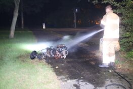 Brommer in brand in parkje Purmerend