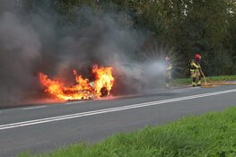 Auto in brand op provinciale weg in Purmerend