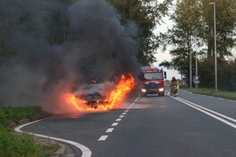 Auto in brand op provinciale weg in Purmerend