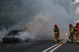 Auto in brand op provinciale weg in Purmerend